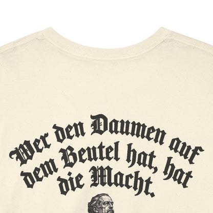 Unisex T-Shirt mit Zitat - Bismarck - Wer den Daumen (Druck hinten) – back-collar-closeup