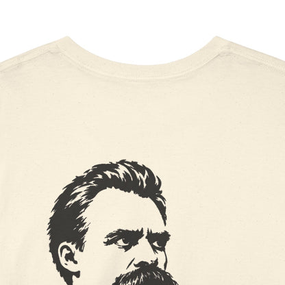 Unisex T-Shirt mit Zitat - Friedrich Nietzsche - Was mich nicht umbringt (Druck hinten) – back-collar-closeup