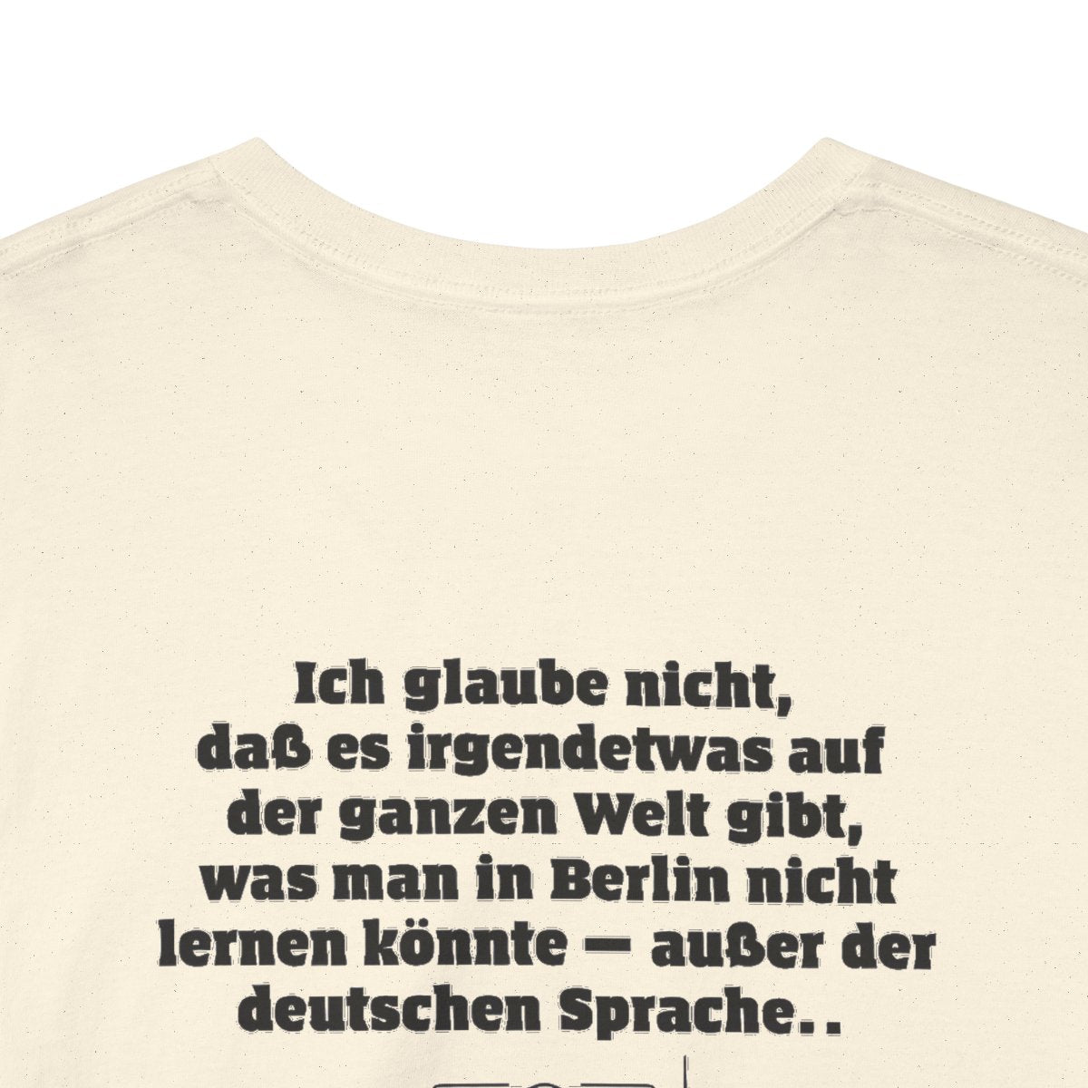 Unisex T-Shirt mit Zitat - Twain - Berlin und die deutsche Sprache (Druck hinten) – back-collar-closeup