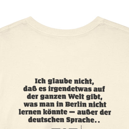 Unisex T-Shirt mit Zitat - Twain - Berlin und die deutsche Sprache (Druck hinten) – back-collar-closeup