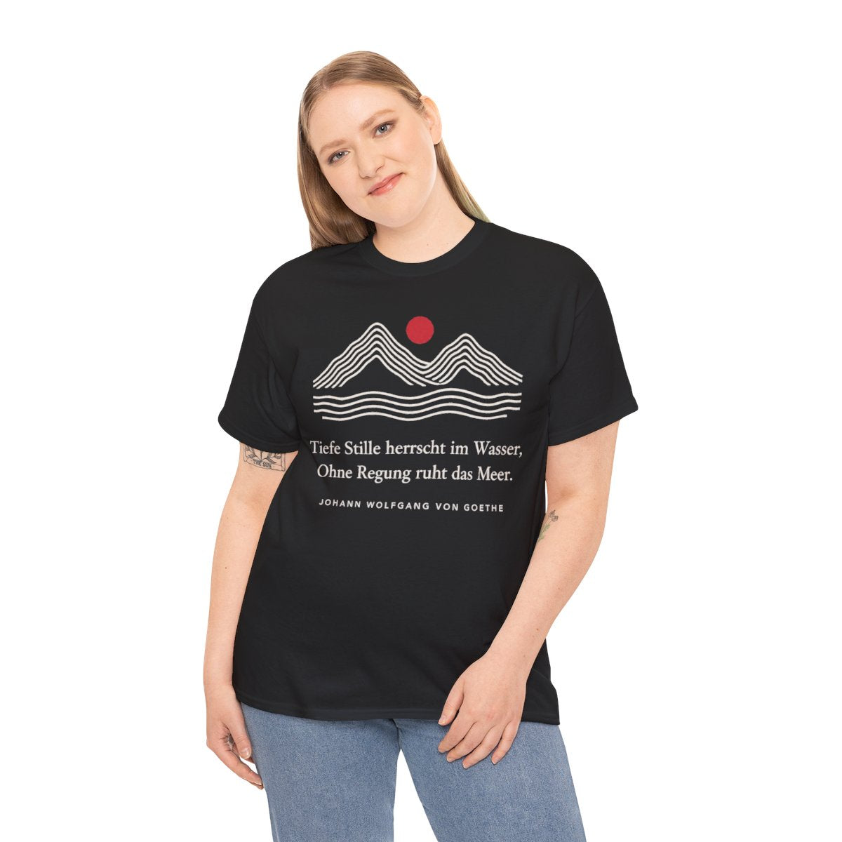 Unisex T-Shirt mit Zitat - Goethe - Tiefe Stille herrscht im Wasser Linien – person-2