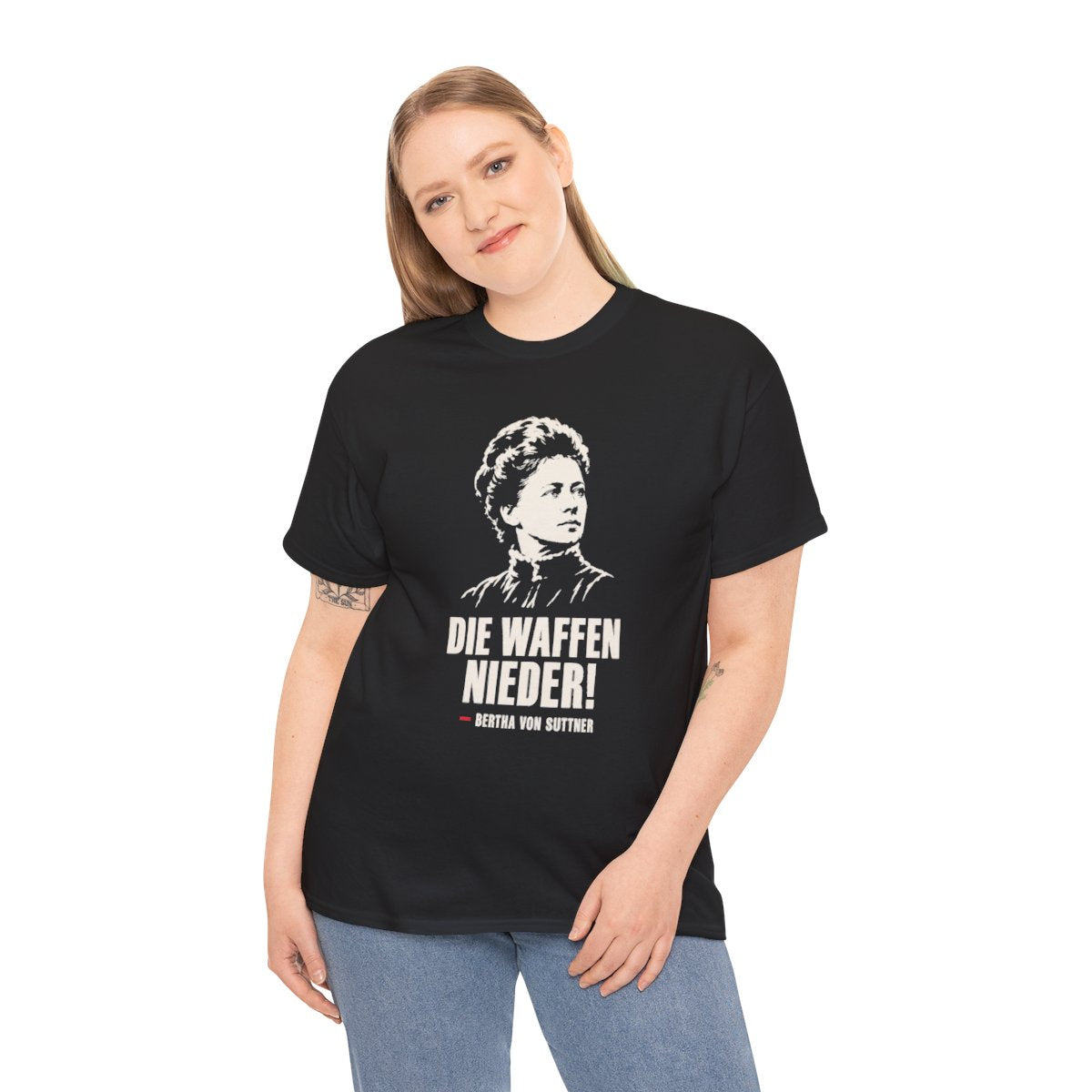 Unisex T-Shirt mit Zitat - Bertha von Suttner - Die Waffen nieder – person-2