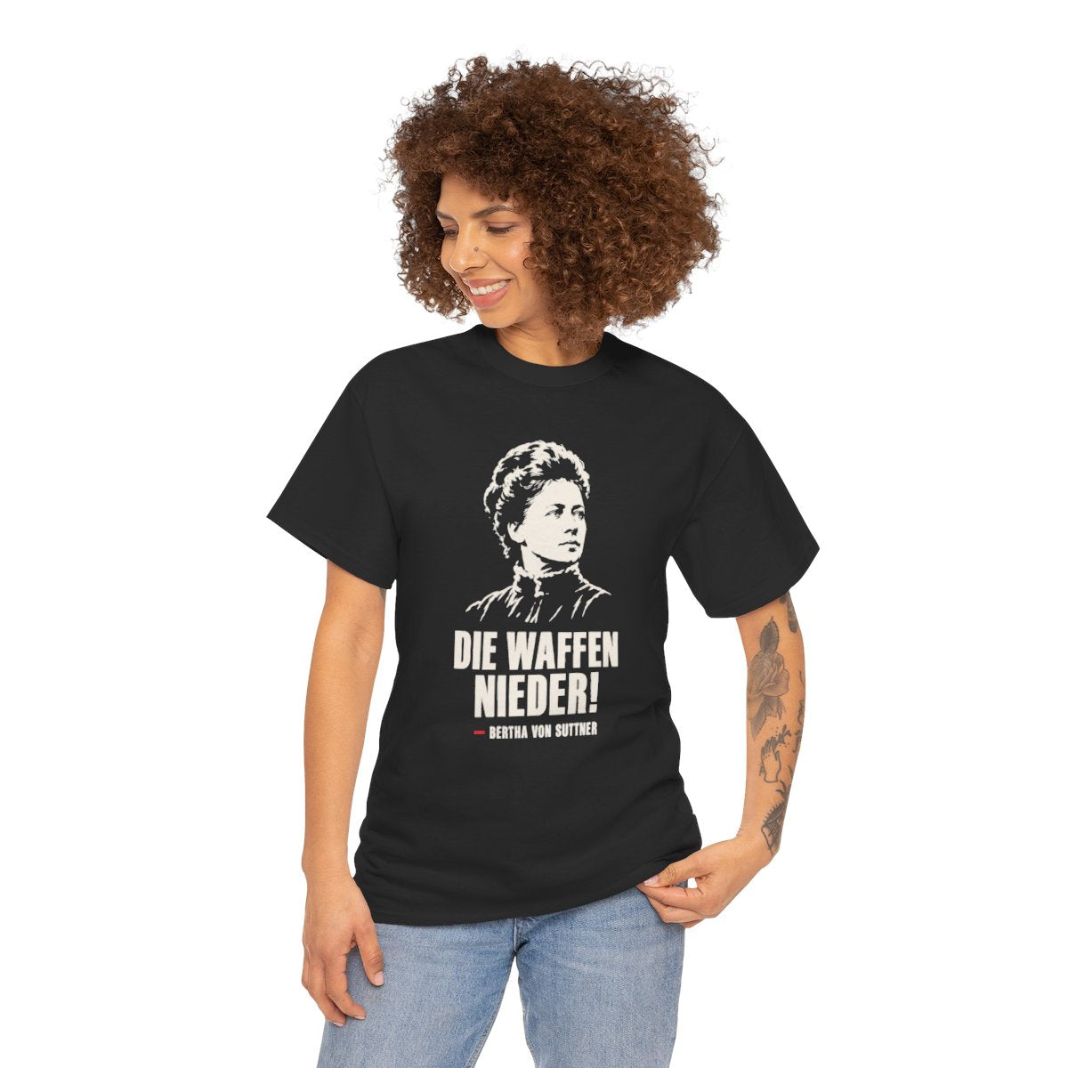 Unisex T-Shirt mit Zitat - Bertha von Suttner - Die Waffen nieder – person-1
