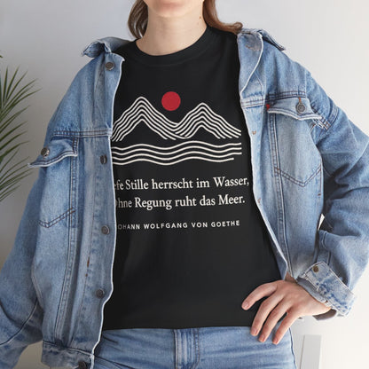 Unisex T-Shirt mit Zitat - Goethe - Tiefe Stille herrscht im Wasser Linien – lifestyle