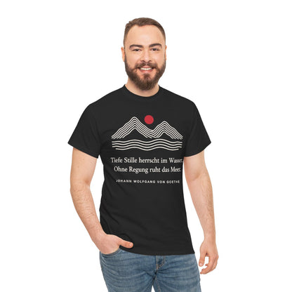 Unisex T-Shirt mit Zitat - Goethe - Tiefe Stille herrscht im Wasser Linien – person-3