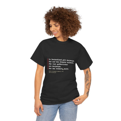 Unisex T-Shirt mit Zitat - Tucholsky - Schmutz Weltbuehne – person-1