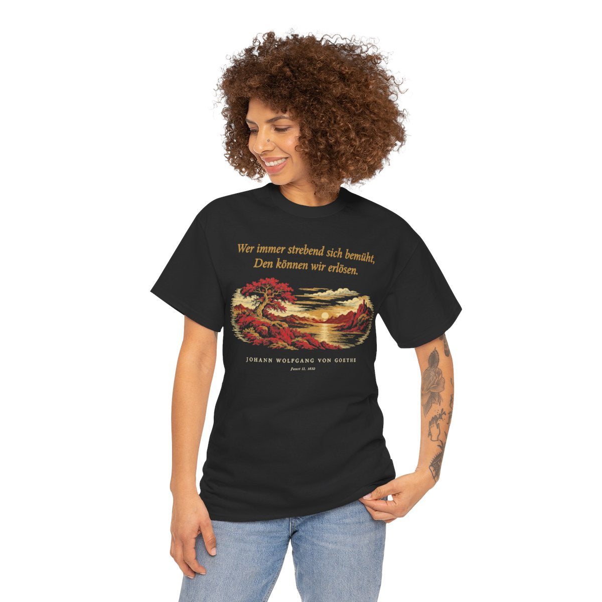 Unisex T-Shirt mit Zitat - Goethe - Wer immer strebend sich bemüht – person-1