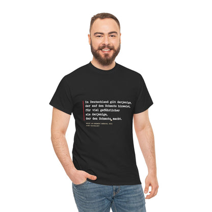 Unisex T-Shirt mit Zitat - Tucholsky - Schmutz Weltbuehne – person-3
