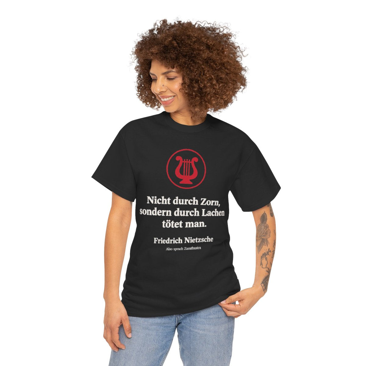 Unisex T-Shirt mit Zitat - Nietzsche - Nicht durch Zorn Symbol – person-1