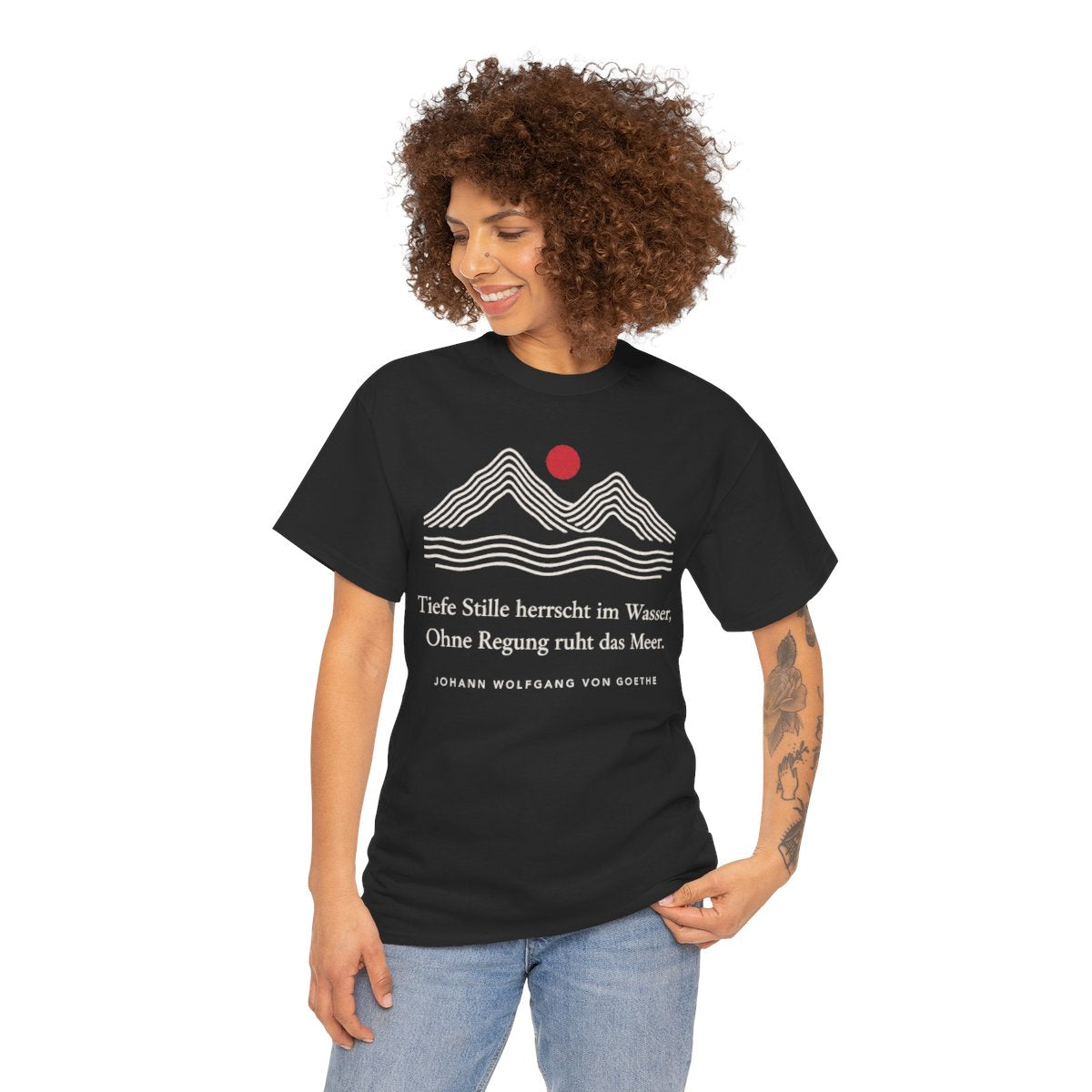 Unisex T-Shirt mit Zitat - Goethe - Tiefe Stille herrscht im Wasser Linien – person-1