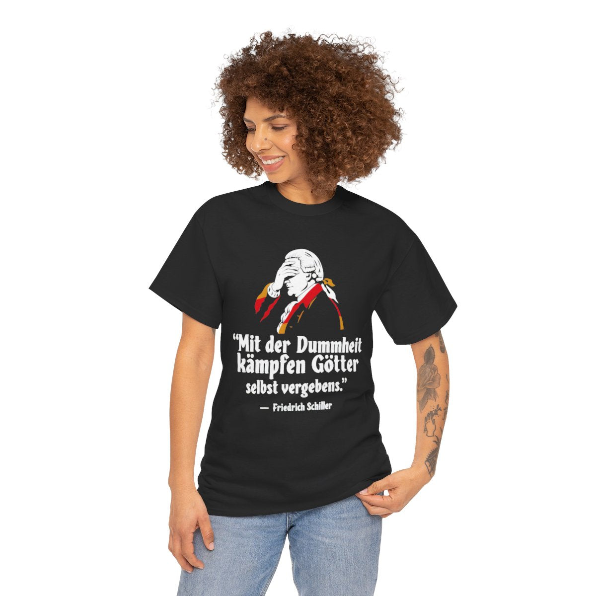 Unisex T-Shirt mit Zitat - Schiller - Mit der Dummheit kämpfen Götter – person-1