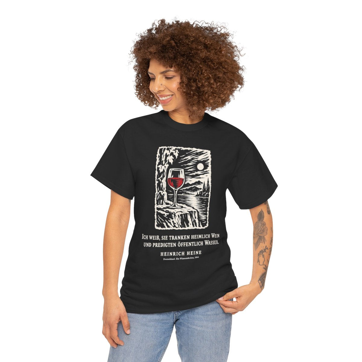 Unisex T-Shirt mit Zitat - Heine - Ich weiß, sie tranken heimlich Wein Holzschnitt – person-1