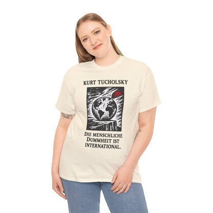 Unisex T-Shirt mit Zitat - Tucholsky - Die menschliche Dummheit ist international – person-2