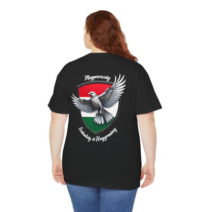 Unisex T-Shirt mit Falken und Spruch - Ungarn – person-5-back
