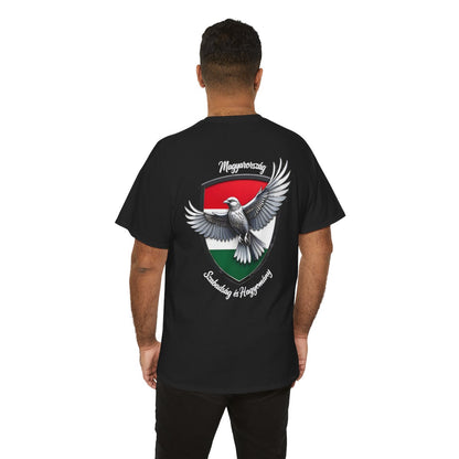 Unisex T-Shirt mit Falken und Spruch - Ungarn – person-6-back